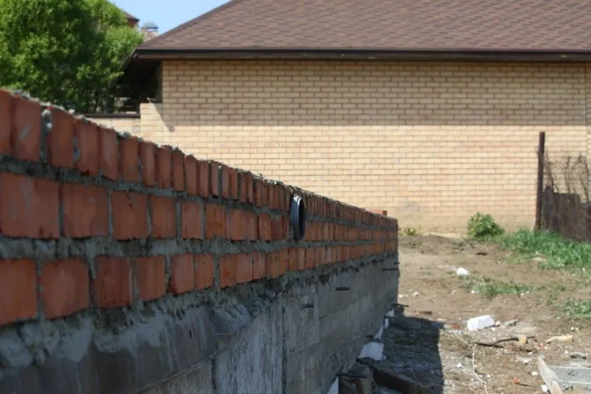 Zmieniając grubość szwów między rzędami, górny rząd muru przenosi się na horyzont