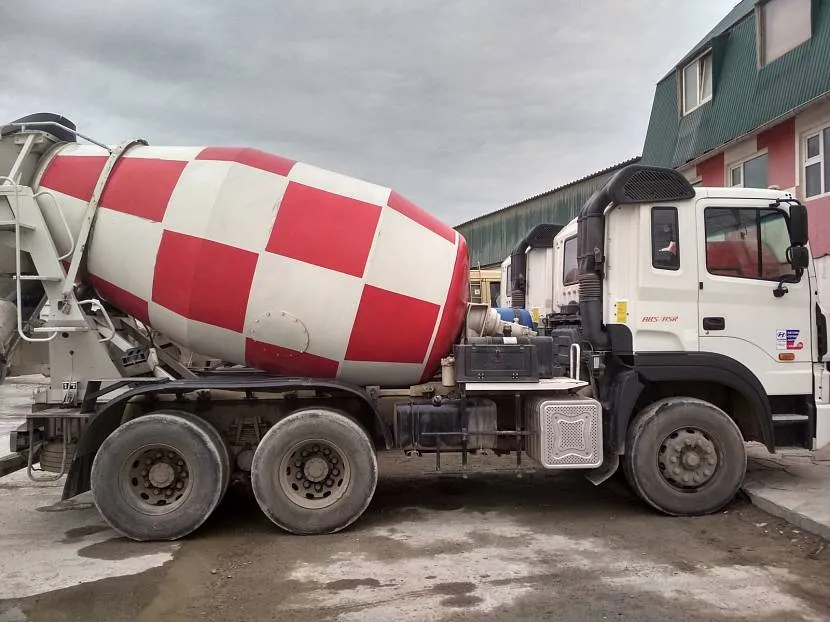 Transport betonu mieszadłem zapewnia bezpieczeństwo materiału