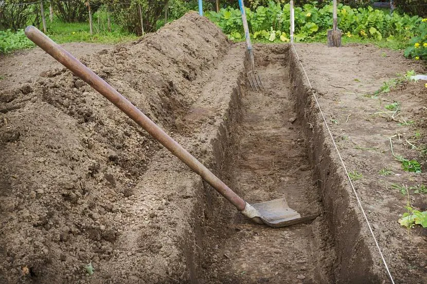 Ręczne kopanie rowu