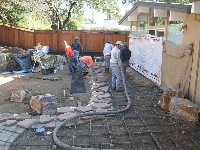 Wylewanie betonu z betonomieszarki za pomocą węża