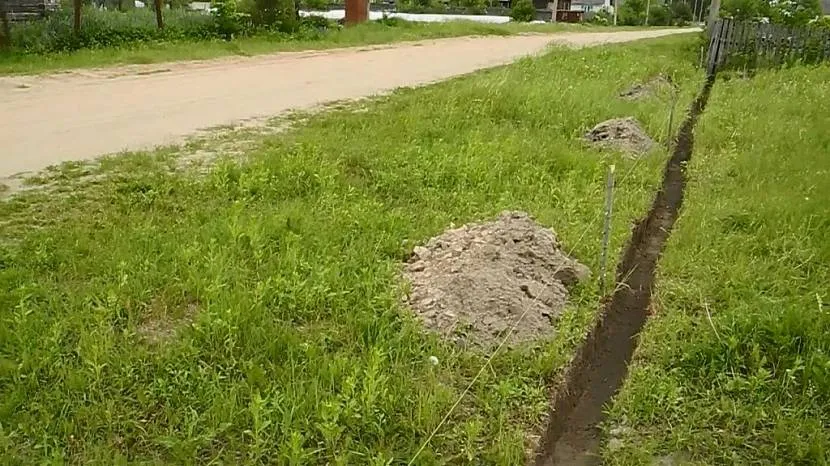 Przygotowanie wykopu pod fundament pod ogrodzenie