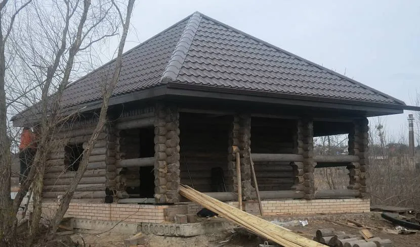 W dachu czterospadowym - wszystkie cztery trójkąty odchodzą od jednego punktu wierzchołkowego