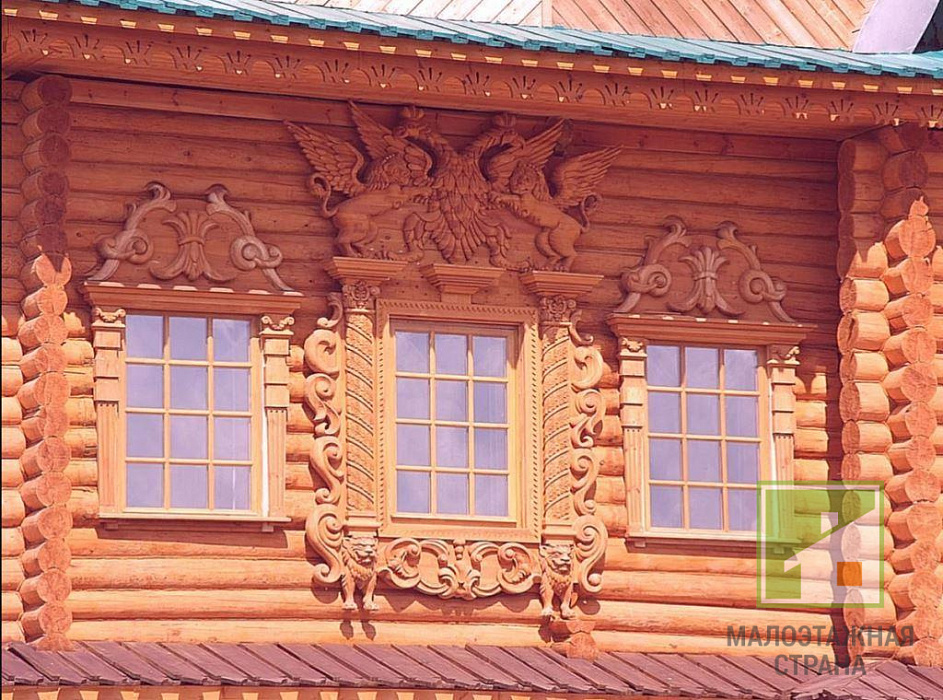 Jak prawidłowo wykończyć okna w drewnianym domu ze zboczami i parapetami, jakie materiały są do tego używane?