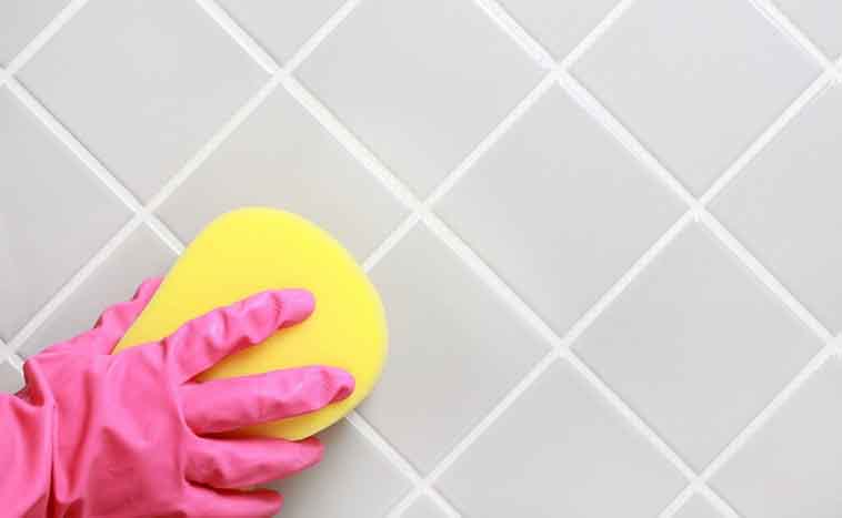 Jak usunąć pleśń w łazience na szczeliwie środkami ludowymi i komercyjnymi?