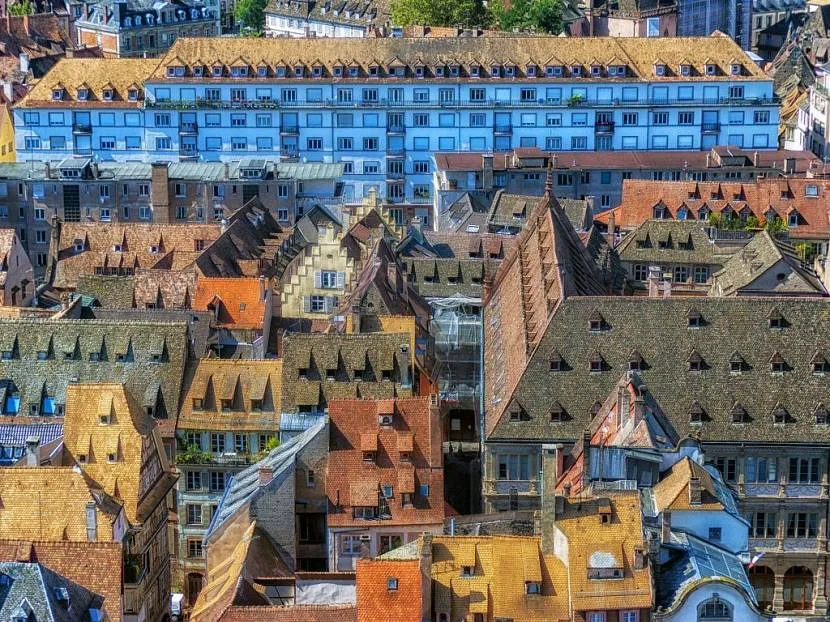 У Франції велика кількість дахів будинків покрита ондуліном.