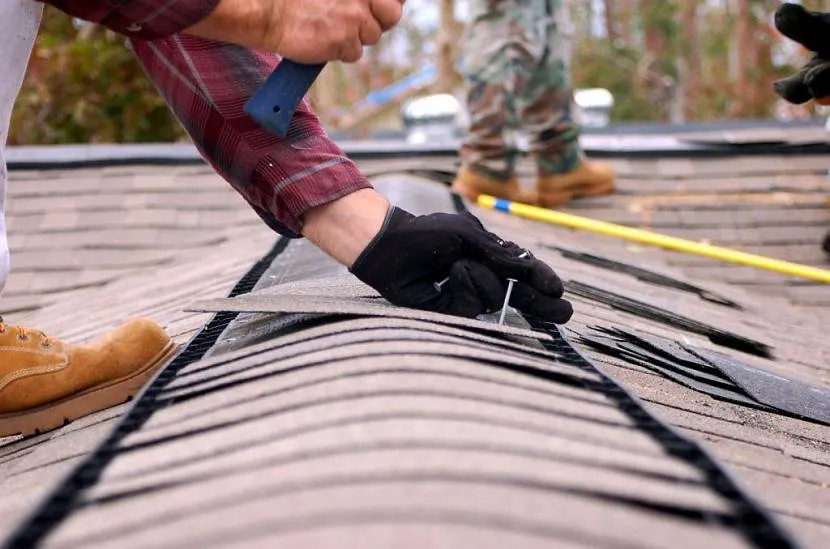 Każdy rodzaj pokrycia dachowego ma własną technologię wykonywania prac naprawczych.