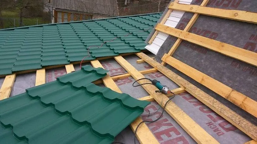 Usuwanie przecieków z dachówek metalowych jest pracochłonne i kosztowne.