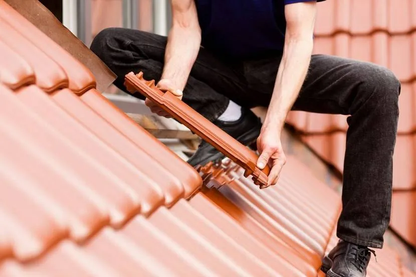 Naprawa dachu z dachówki ceramicznej różni się prostotą i nie wymaga znacznych inwestycji