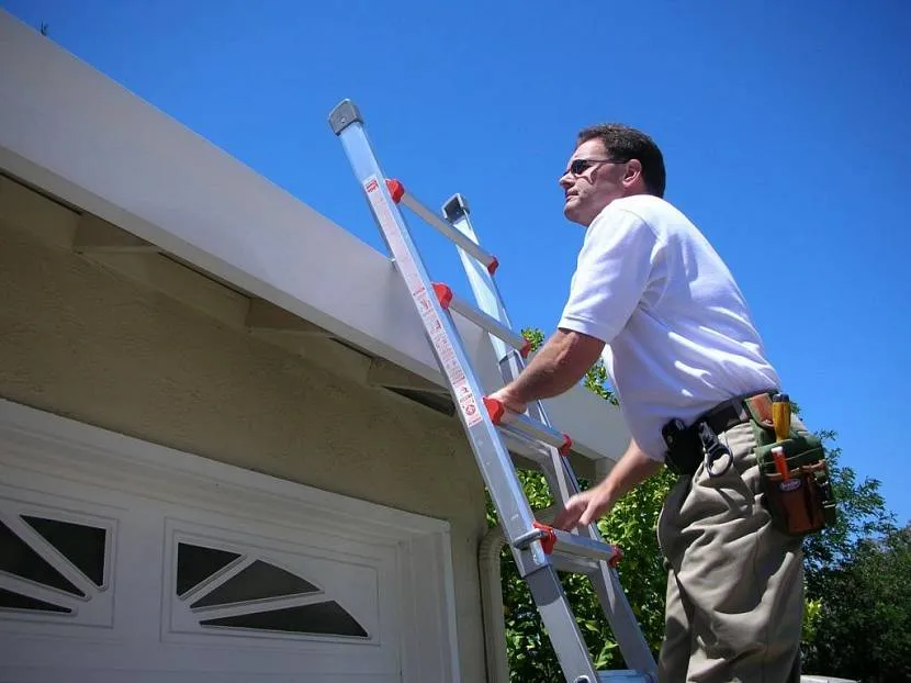 Regularne sprawdzanie integralności dachu pomoże uniknąć przecieków.