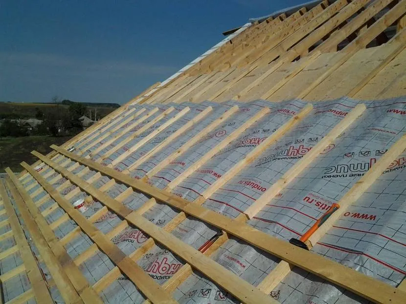 Początkowy etap izolacji dachu przed montażem pokrycia dachowego