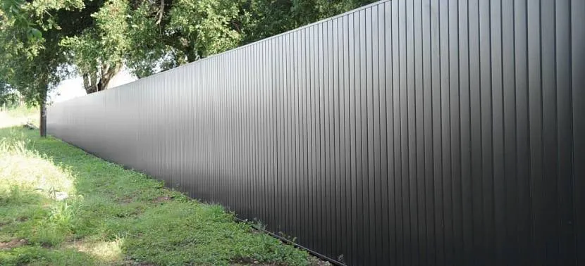 Пряме застосування стінового профнастилу – не дахи, а паркани