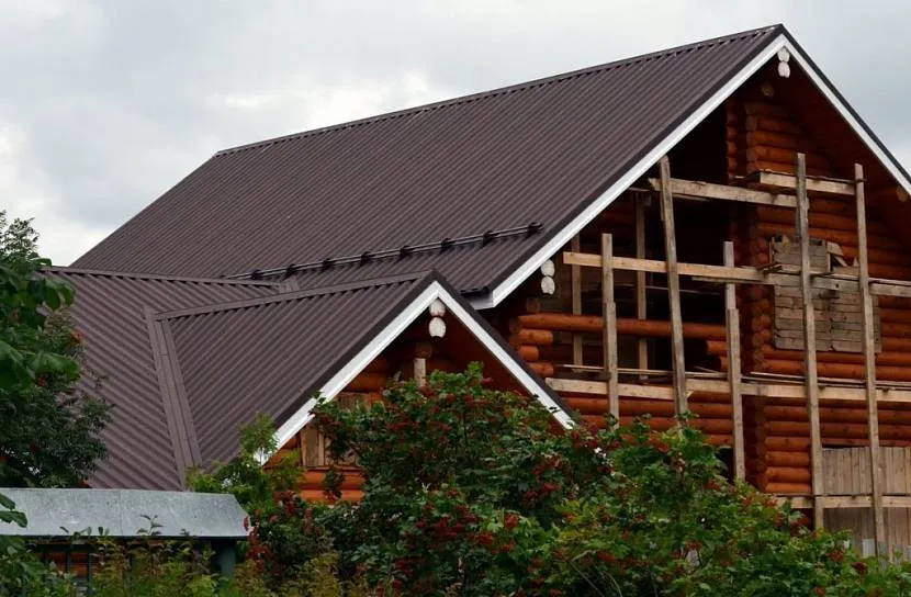 Tylko specjalista może obliczyć tekturę falistą dla złożonego dachu z minimalną ilością odpadów