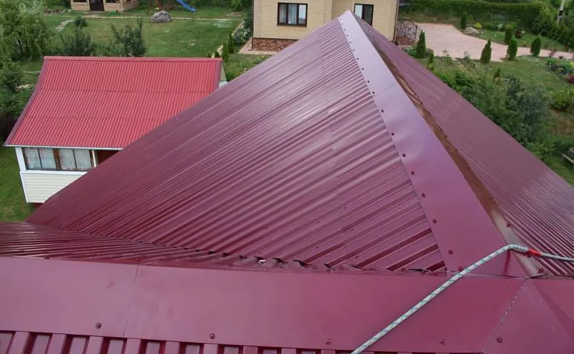Kalenica łączy przeciwległe zbocza na koronie dachu