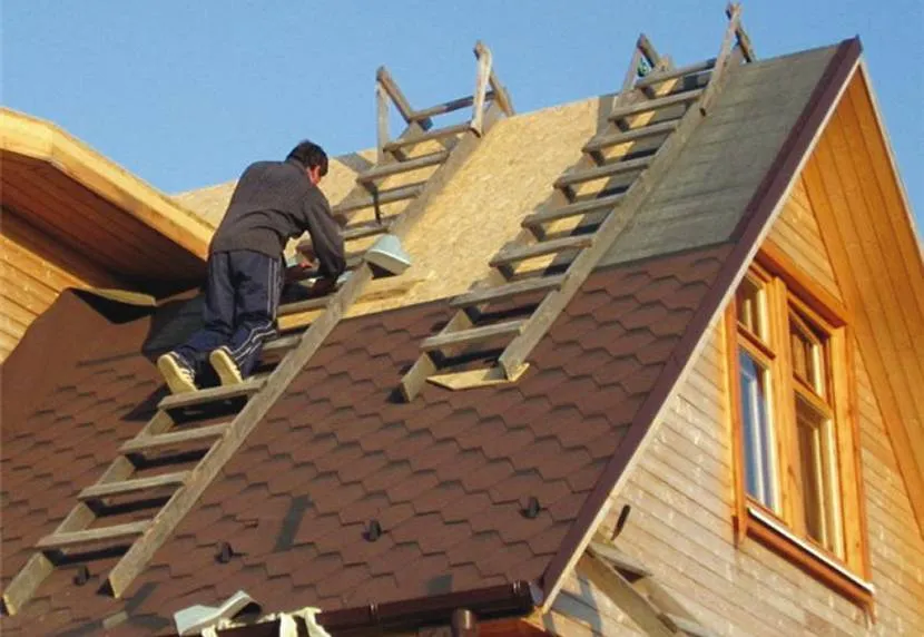 Montaż miękkiego dachu za pomocą mastyksu bitumicznego