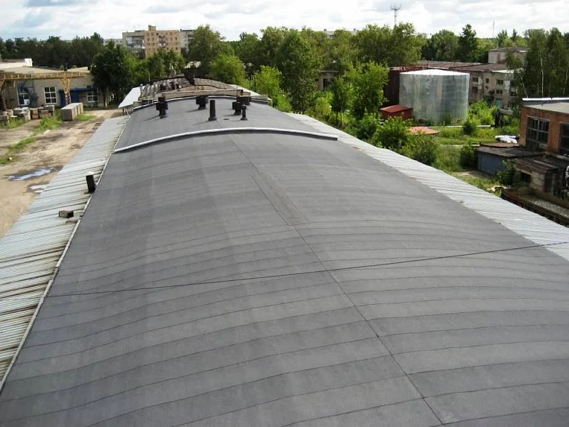 Zadaszenie rolowane jest często umieszczane na dachu o dużej powierzchni