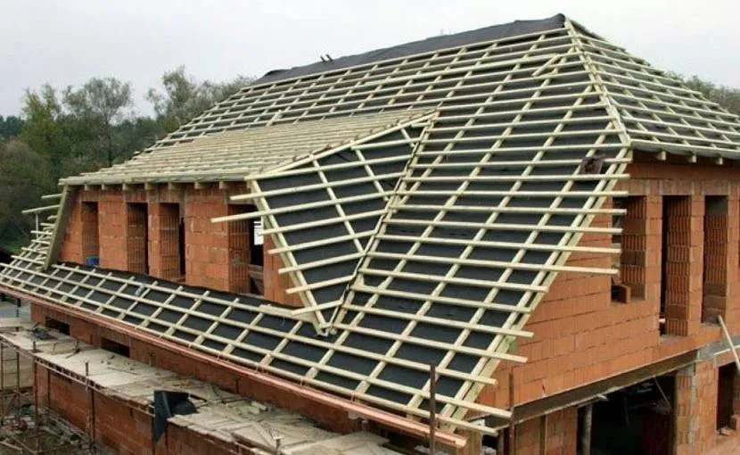 Влаштування вальмового даху з еркером