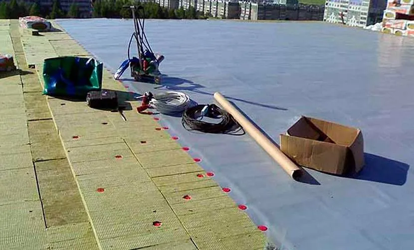 Мембранне покриття переважно застосовують для плоских дахів.