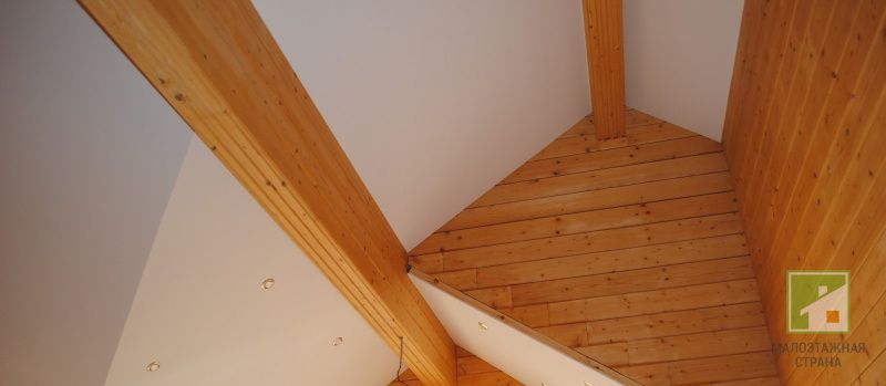 Sufity napinane w drewnianym domu: zalety i wady, wybór i montaż konstrukcji