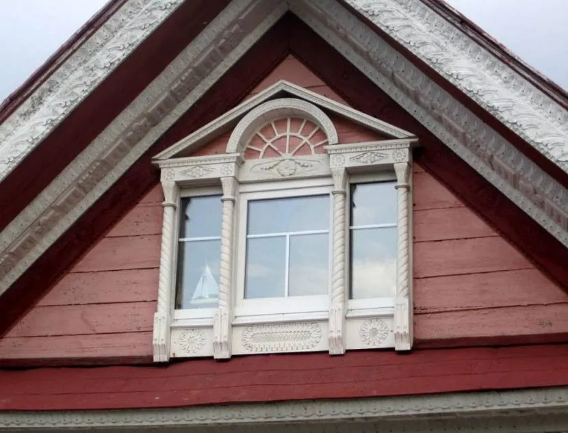 Горищне вікно в щипцевій стіні