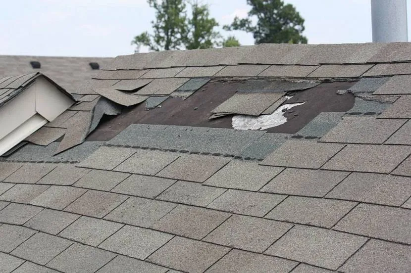 Wada dachu wymagająca poważnych napraw