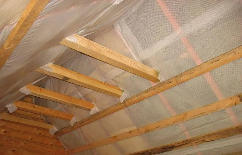 Paroizolacja dachowa - widok od wewnątrz strychu