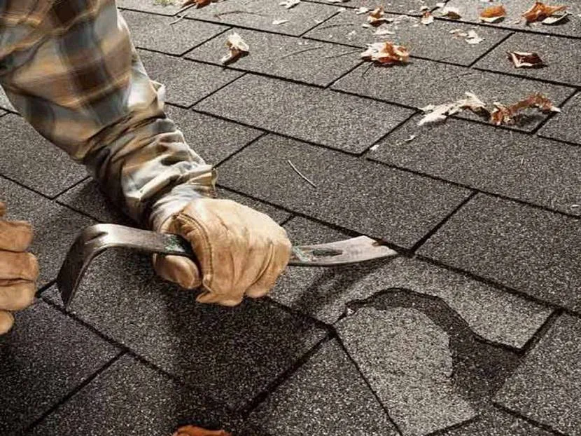W przypadku częściowego uszkodzenia dachówek bitumicznych nie jest konieczne zdejmowanie całego dachu, można zakryć otwarte fugi