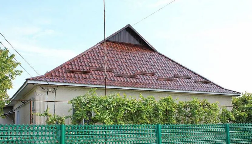 Напіввальмовий дах із піднятим фронтоном