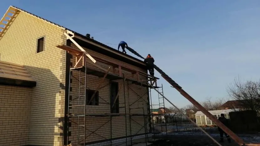 Підйом металочерепиці на дах