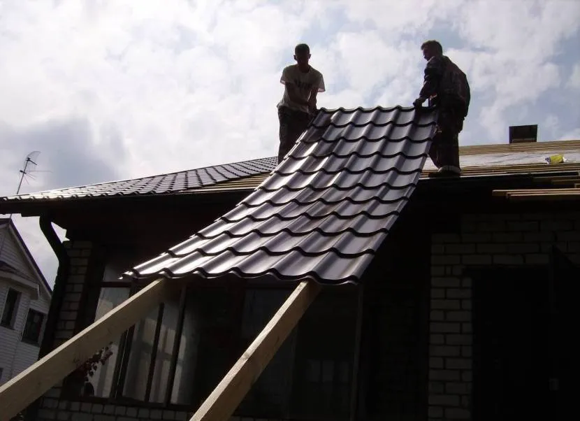 Podnoszenie arkuszy na dach