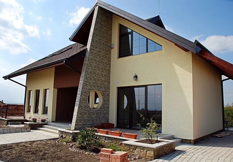 Комбінація старого та нового – двосхилий дах на будинку в стилі модерн