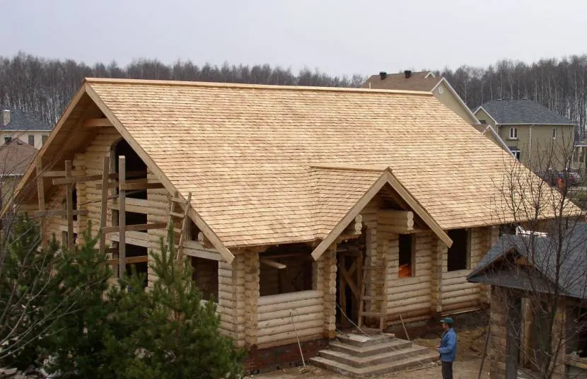 Будівництво будинку з тесовим дахом