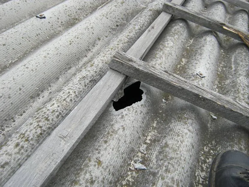 Не завжди шиферний дах вимагає повної заміни, достатньо оновити пошкоджену ділянку