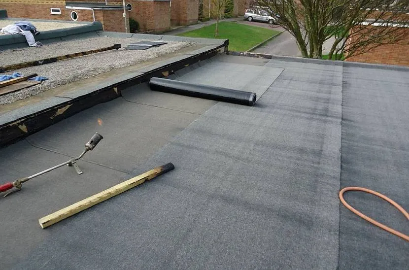 На плоских дахах використовується двошарова укладання.