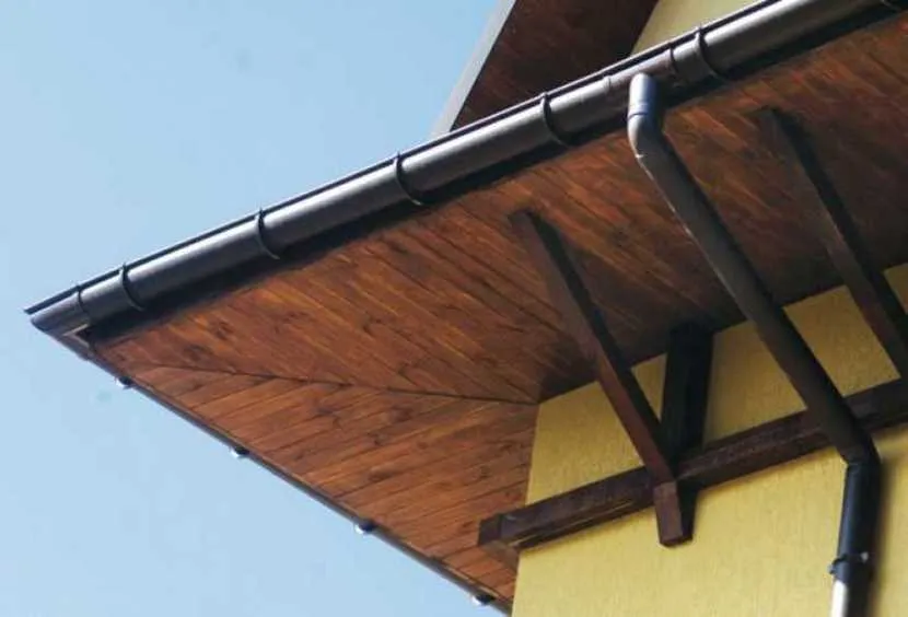 Розміри звисів підбираються залежно від форми даху та погодного навантаження.
