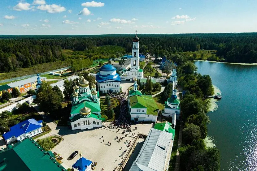 Комплекс Раїфського Богородицького монастиря. Дахи цього архітектурного ансамблю – сині (під колір неба та прилеглого озера) та зелені (під колір навколишнього лісу).