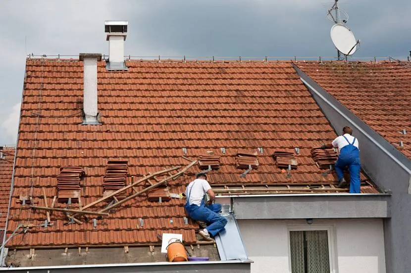 Wymiana dachu o dużej objętości jest przeprowadzana przez zespół w krótkim czasie przy suchej pogodzie