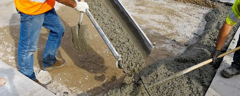 Hydroizolacja fundamentów budynków jest ważna w obecności wód gruntowych. Jednak nawet w bardziej sprzyjającym terenie potrzebna jest dodatkowa ochrona przed wilgocią, która może zniszczyć fundament.