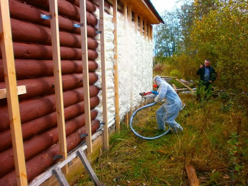 Natrysk pianki poliuretanowej na ścianę drewnianego domu