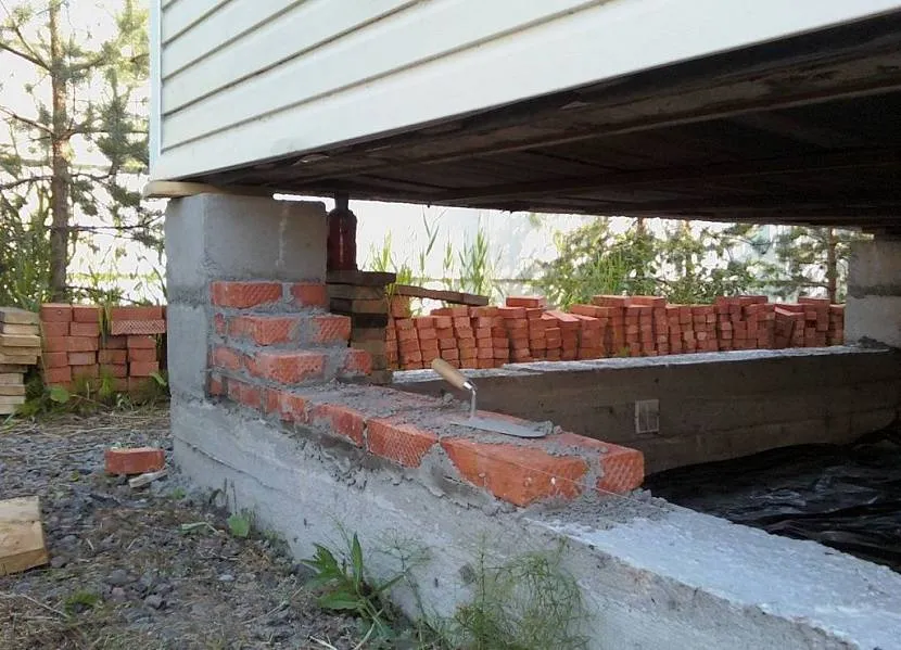 Ogrodzenie murowane na betonowej podstawie nie różni się niczym od muru na płytkim fundamencie