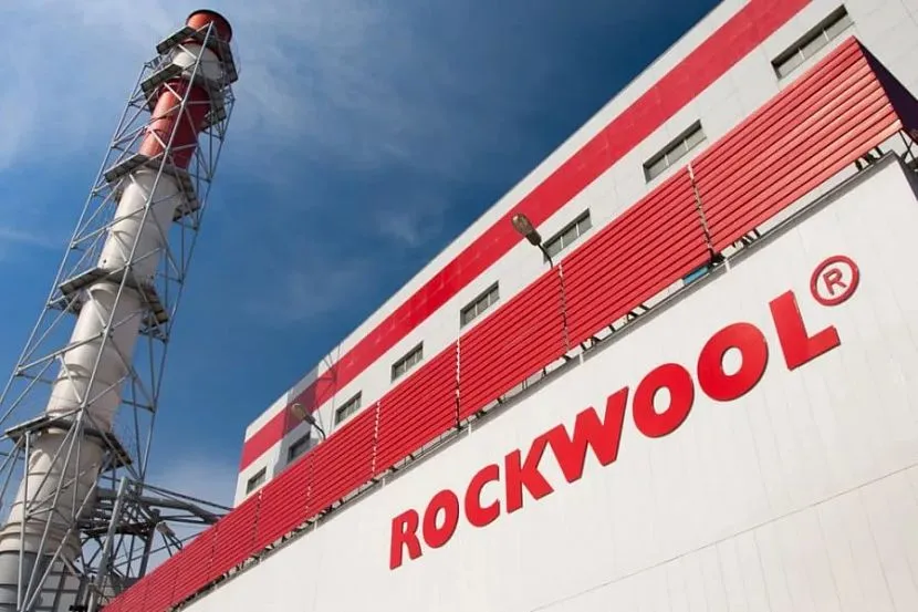 Фотографія цеху заводу з виробництва утеплювача Rockwool у Європі