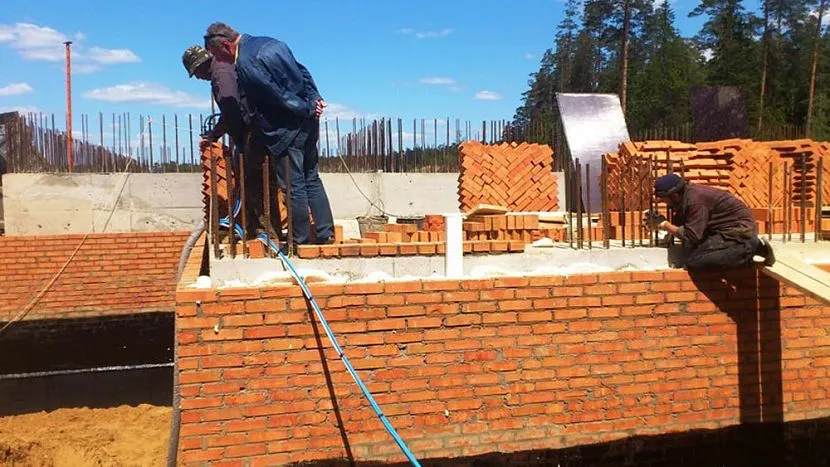 Pianka poliuretanowa wylewana jest w trakcie układania ściany