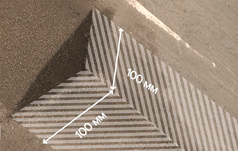 Wysokość i szerokość cokołu przejściowego musi wynosić co najmniej 100 mm