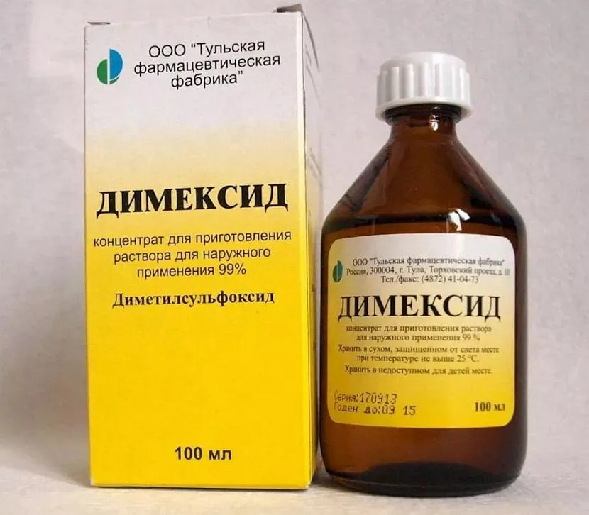 Монтажна піна легко видаляється із пластикових вікон за допомогою аптечного димексиду.