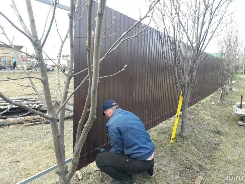 Спеціальні шурупи з наконечником-свердлом дозволяють досить швидко монтувати профлисти навіть на каркасі з товстостінних труб