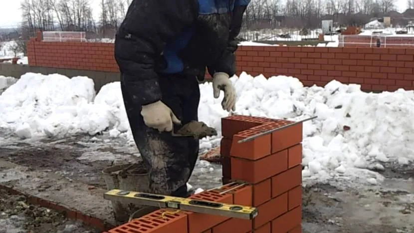 Układanie cegieł na mrozie