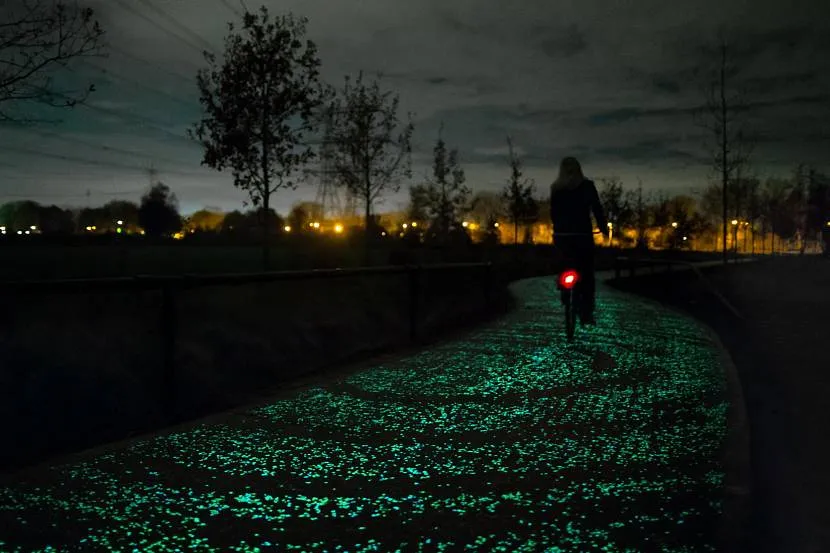 Fluorescencyjny chodnik ze świecącym kamieniem zapewniający widoczność w nocy