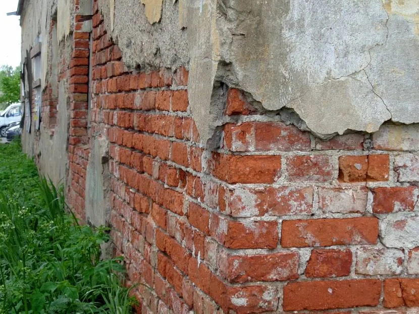 Шматки штукатурки, що відшаровуються, обов'язково треба видалити