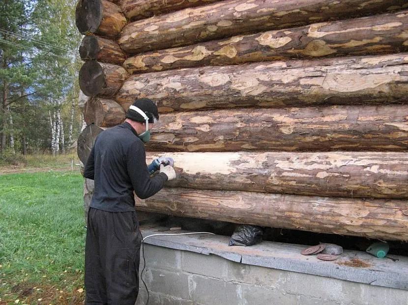 Підготовка до фарбування будинку з колоди