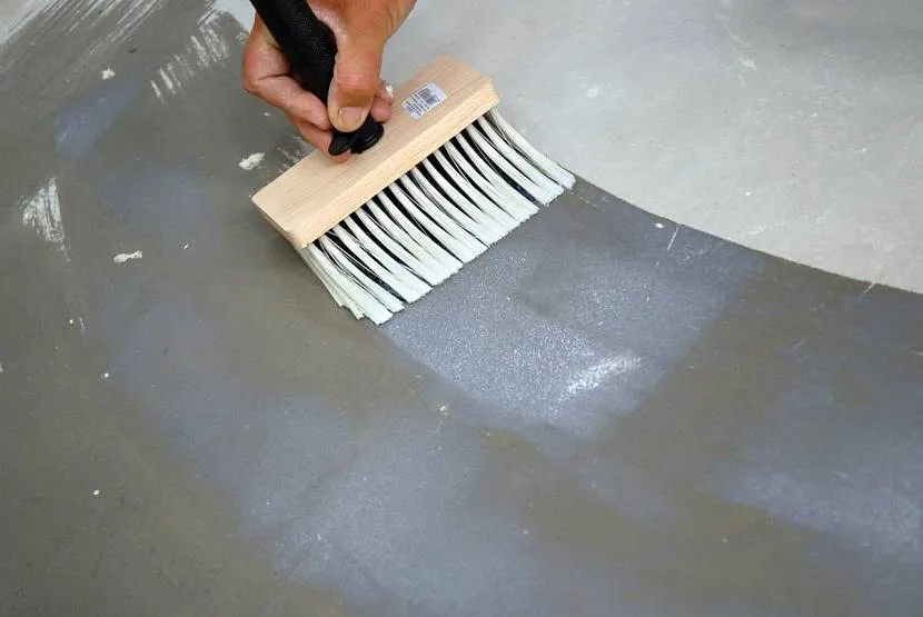Powierzchnie betonowe są gruntowane przed malowaniem.