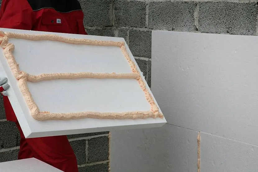 Клей наносять на плити, потім прикладають до стіни.